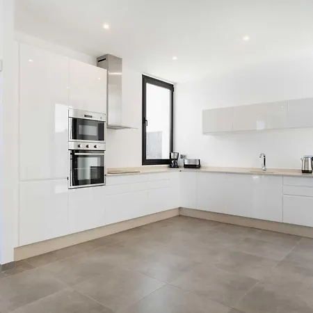 Modern Mojones 3 Bedrooms En-suite Berniente Great Sea Views *