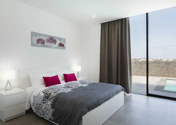 Modern Mojones 3 Bedrooms En-suite Berniente فيلة